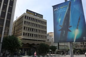 Una pancarta con una foto de un nuevo misil balístico hipersónico llamado «Fattah» y con el texto «400 segundos hasta Tel Aviv» se ve en una calle de Teherán, Irán, el 8 de junio de 2023. 