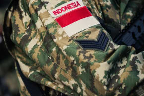 Un parche con Indonesia y una bandera indonesia en el brazo de un soldado indonesio durante los preparativos del desfile militar anual del Día de la Bastilla en la avenida de los Campos Elíseos en París, Francia, el 14 de julio de 2025. 