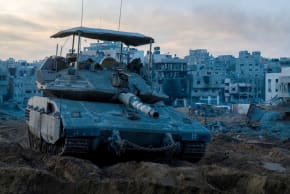 Un soldado israelí observa desde un tanque Merkava mientras opera en un lugar identificado como Gaza, en medio del conflicto en curso entre Israel y el grupo islamista palestino Hamás, en esta fotografía distribuida el 7 de diciembre de 2023.