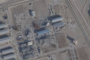 Una imagen satelital tomada el 1 de febrero de 2026 muestra un nuevo techo sobre un edificio previamente destruido en la central nuclear de Isfahán, Irán.