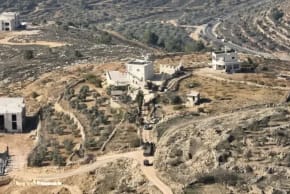 La Administración Civil incauta decenas de artefactos arqueológicos del yacimiento de Burj Lasana, al norte de Ramala, en Cisjordania, el 4 de diciembre de 2025. 