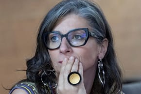La relatora especial de las Naciones Unidas, Francesca Albanese, escucha durante una conferencia sobre «Una cartografía del genocidio: la conducta de Israel en Gaza desde octubre de 2023», un proyecto de investigación sobre el conflicto israelo-palestino, en la Universidad Roma Tre, en Roma, Italia