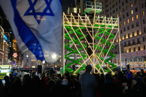 Una multitud observa el encendido de la menorá de Hanukkah más grande del mundo cerca de Grand Army Plaza, en la ciudad de Nueva York. 
