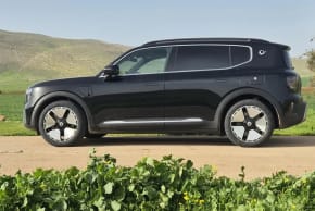 The upright rear end emphasizes a sense of functionality; it does not try to look sporty or elegant.