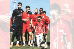 Noam Shilian enjoys a private visit with Hapoel Tel Aviv players