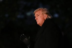 El presidente de los Estados Unidos, Donald Trump, llega a la Casa Blanca, en Washington, D.C., EE. UU., el 9 de febrero de 2026. 
