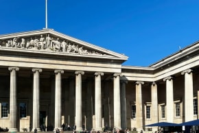 Londres, Inglaterra, Vista general del Museo Británico con visitantes, Bloomsbury, marzo de 2025.