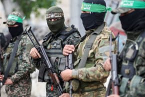 Miembros de Hamás asisten al funeral de Marwan Issa, alto mando militar adjunto de Hamás que murió en un ataque aéreo israelí durante el conflicto entre Israel y Hamás, en la Franja de Gaza central, el 7 de febrero de 2025. 