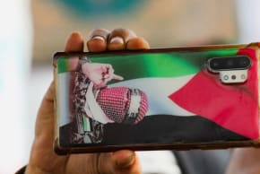 Un manifestante sostiene un teléfono móvil con una bandera palestina y una foto del portavoz de Hamás asesinado Abu Obeidah, durante una manifestación organizada por manifestantes hutíes para mostrar su solidaridad con los palestinos de la Franja de Gaza, en Saná, Yemen, el 30 de agosto de 2024. 