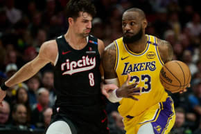 Portland, Oregón, EE. UU.; El alero de Los Angeles Lakers, LeBron James (23), se dirige hacia la canasta durante la segunda mitad del partido contra el alero de Portland Trail Blazers, Deni Avdija (8), en el Moda Center, el 20 de febrero de 2025.