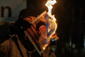 Un manifestante quema una imagen de Ali Khamenei, líder supremo de Irán, durante una protesta frente a la embajada iraní el 14 de enero de 2026 en Londres, Inglaterra.