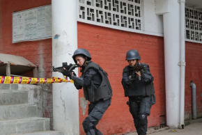 Miembros del equipo S.W.A.T (Armas y Tácticas Especiales) de la Policía de Delhi participan en un simulacro de entrenamiento realizado por la Policía de Delhi, en Nueva Delhi, India, el 16 de mayo de 2025. 