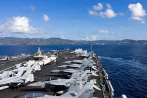 La cubierta superior del portaaviones USS Gerald R. Ford de la Marina de los Estados Unidos, con aviones de combate, 1 de diciembre de 2025; ilustrativo.