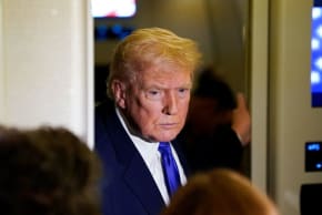 El presidente de los Estados Unidos, Donald Trump, habla con los periodistas a bordo del Air Force One, durante su viaje desde West Palm Beach, Florida, a la Base Conjunta Andrews, Maryland, EE. UU., el 16 de febrero de 2026. 