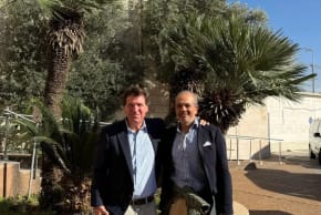 Tucker Carlson durante una visita a Israel. 