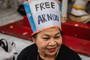 BANGKOK, THAILAND - 2025/07/15: A woman wears a handmade hat reading "Free Arnon" during a vigil, calling for the release of detained human rights lawyer Arnon Nampa.
