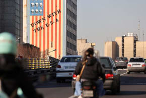 Un mural antiestadounidense en un edificio de Teherán, Irán, 17 de febrero de 2026.