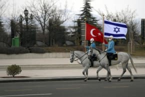 Las banderas de Turquía e Israel ondean durante la visita de Estado del presidente Isaac Herzog a Turquía, el 9 de marzo de 2022. 