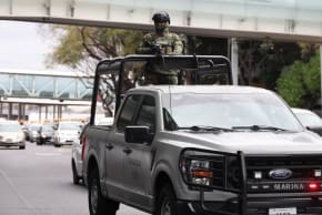 Un miembro de la Armada de México patrulla el Aeropuerto Internacional Benito Juárez después de que el narcotraficante mexicano Nemesio Oseguera, conocido como «El Mencho», fuera asesinado en el estado de Jalisco, en Ciudad de México, México, el 22 de febrero de 2026. 