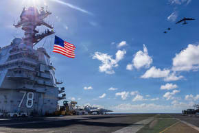 En este folleto proporcionado por la Marina de los Estados Unidos, el USS Gerald R. Ford (CVN 78), los F/A-18E/F Super Hornets asignados a los escuadrones de cazas de combate 31, 37, 87 y 213 del Carrier Air Wing Eight embarcado, y un B-52 Stratofortress de la Fuerza Aérea de los Estados Unidos