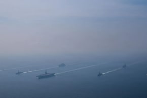 El grupo de ataque del portaaviones USS Abraham Lincoln navega en formación en el mar Arábigo, el 6 de febrero de 2026. 