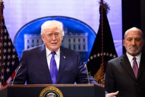 El presidente de los Estados Unidos, Donald Trump, flanqueado por el secretario de Comercio, Howard Lutnick, habla durante una rueda de prensa en la Casa Blanca, tras la sentencia del Tribunal Supremo que dictaminó que Trump se había excedido en sus competencias al imponer aranceles, en Washington 