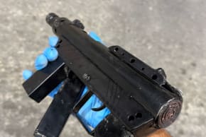 Un arma de fuego que se introducía de contrabando desde Cisjordania hacia Jerusalén Este, hallada por la policía israelí el 15 de febrero de 2026.