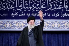 El líder supremo de Irán, el ayatolá Alí Jamenei, saluda con la mano durante una reunión en Teherán, Irán, el 17 de febrero de 2026.