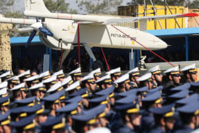 Un dron iraní se exhibe durante la ceremonia del desfile del Día Nacional del Ejército en Teherán, Irán, el 18 de abril de 2025. 