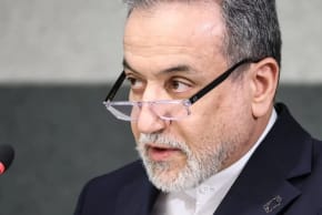 El ministro de Asuntos Exteriores de Irán, Abbas Araghchi, interviene en una sesión especial de la Conferencia sobre Desarme en las Naciones Unidas, al margen de las conversaciones entre Estados Unidos e Irán en Ginebra, Suiza, el 17 de febrero de 2026. 