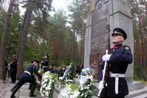 LITHUANIAN SOLDIERS lay a wreath during the Lithuanian-Jewish genocide commemoration ceremony honoring Holocaust victims, in Paneriai, near Vilnius. 