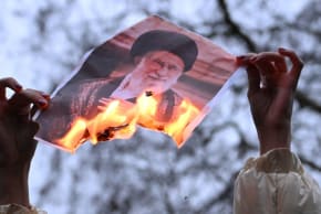 Un manifestante sostiene una foto en llamas del líder supremo de Irán, el ayatolá Alí Jamenei, en Londres, Reino Unido, el 11 de enero de 2026. 