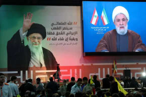 El líder de Hezbolá, Naim Qassem, pronuncia un discurso televisado durante una manifestación en solidaridad con Irán y el líder supremo iraní, el ayatolá Alí Jamenei, en los suburbios del sur de Beirut, Líbano, el 26 de enero de 2026. 