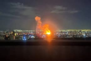 EXPLOSIONES DE los ataques contra los edificios de la IRIB, visibles desde diferentes partes de Teherán. 