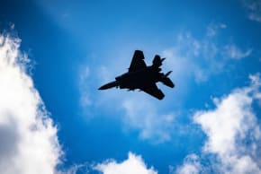 Un avión de combate de la Fuerza Aérea Israelí sobrevuela el centro de Israel, 28 de febrero de 2026. 