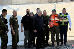Prime Minister Benjamin Netanyahu and appointed Mossad head Roman Gofman at the site of an Iranian missile hit in Beit Shemesh, March 2, 2026.