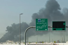 Una columna de humo se eleva desde el puerto de Jebel Ali tras un ataque iraní en Dubái el 1 de marzo de 2026.