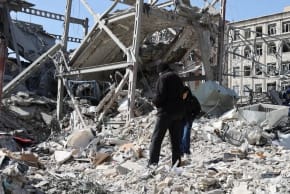 Escombros esparcidos tras un ataque contra una comisaría de policía en Teherán, Irán, el 4 de marzo de 2026.