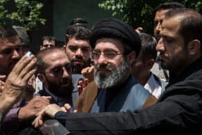 Mojtaba Khamenei (C), hijo del líder supremo iraní, el ayatolá Alí Jamenei, participa en la manifestación anual del Día de Quds en Teherán, Irán, el 31 de mayo de 2019. 