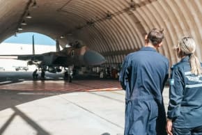 Pilotos y tripulación de la Fuerza Aérea Israelí preparan aviones de combate para atacar objetivos hutíes en Yemen, 24 de agosto de 2025.