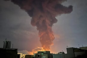 El humo se eleva tras una explosión, en medio del conflicto entre Estados Unidos e Israel con Irán, en Teherán, Irán, el 7 de marzo de 2026.