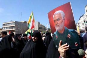 Un hombre ondea una bandera iraní gigante durante una manifestación que conmemora el 47.º aniversario de la revolución islámica de 1979 en Teherán, el 11 de febrero de 2026. 