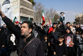Los iraníes se reúnen mientras los musulmanes asisten a la oración del viernes, en Teherán, Irán, 6 de marzo de 2026. 