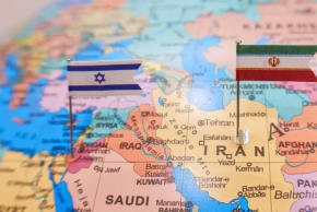 Banderas de Irán e Israel en el mapa geopolítico.