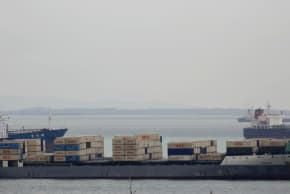 El buque portacontenedores Valili, que transporta carga de la Compañía Naviera de la República Islámica de Irán (IRISL), es visto en las aguas del estrecho de Singapur, frente a la isla de Sentosa, el 6 de febrero de 2012; ilustrativo.