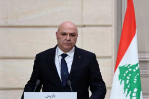 El presidente libanés Joseph Aoun asiste a una rueda de prensa conjunta con el presidente francés Emmanuel Macron, en el Palacio del Elíseo en París, Francia, el 28 de marzo de 2025. 