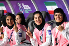 Las jugadoras iraníes hacen gestos desde el banquillo durante el partido del Grupo A de la Copa Asiática Femenina de la AFC entre Corea del Sur e Irán en el estadio Robina de Gold Coast, Australia, el 2 de marzo de 2026. 