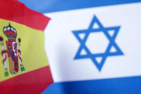 En esta ilustración tomada el 23 de junio de 2025 se ven las banderas de España e Israel. 
