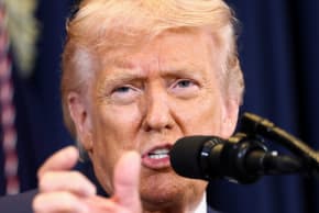 El presidente de los Estados Unidos, Donald Trump, habla durante una rueda de prensa en el Trump National Doral Miami, en Miami, Florida, EE. UU., el 9 de marzo de 2026. 