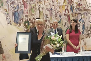 JANE KRIVINE receives a Knesset award for the FKI project in 2022.